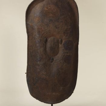 Bouclier ancien en cuir de buffle Konso Ethiopie sur socle