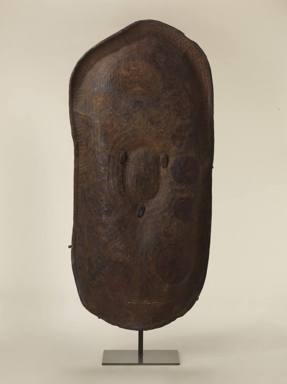 Bouclier ancien en cuir de buffle Konso Ethiopie sur socle