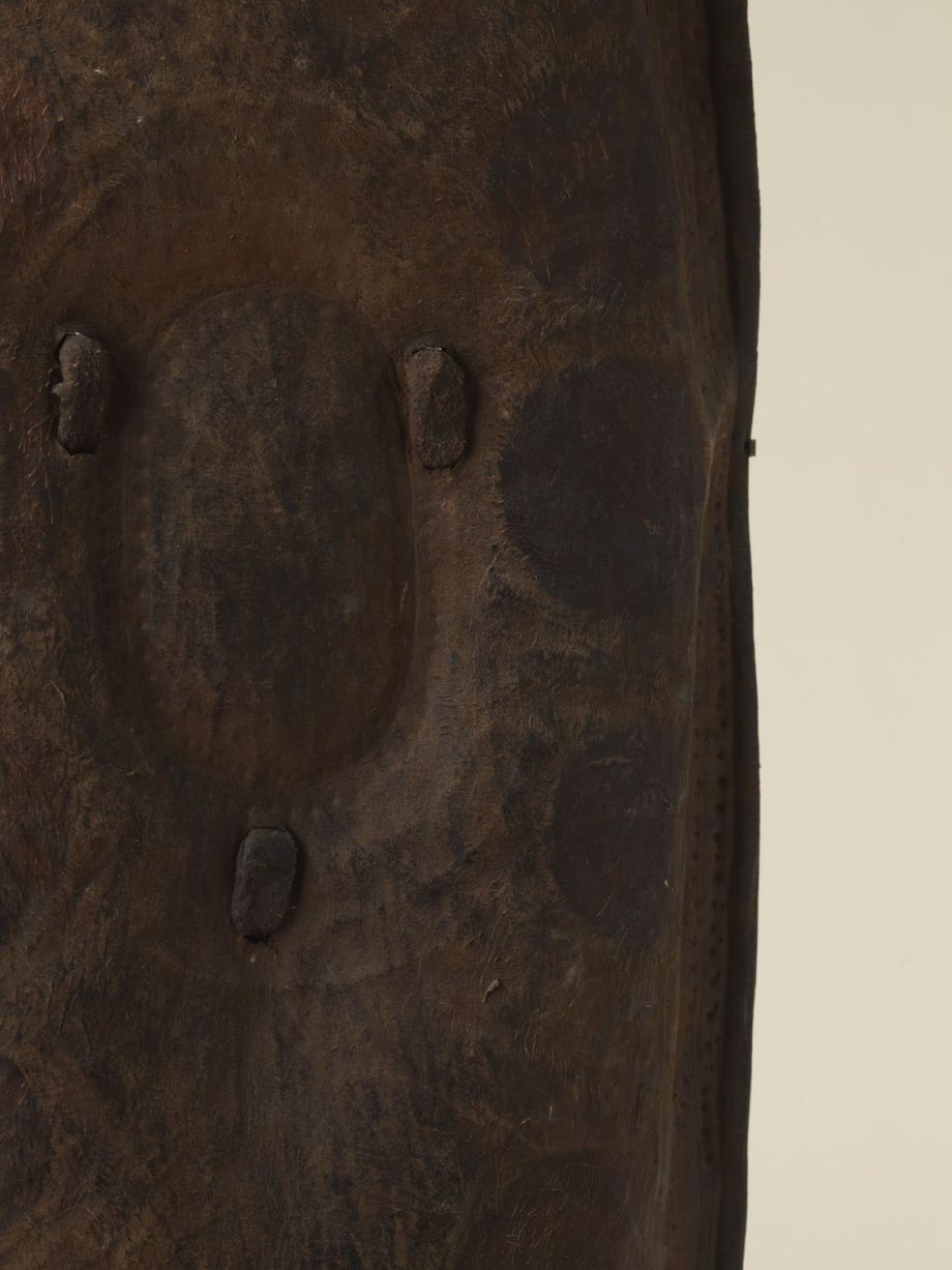 Bouclier ancien en cuir de buffle Konso Ethiopie sur socle