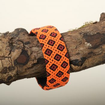 Bracelet orange losange rouge sur une branche, zoulou, Afrique du Sud
