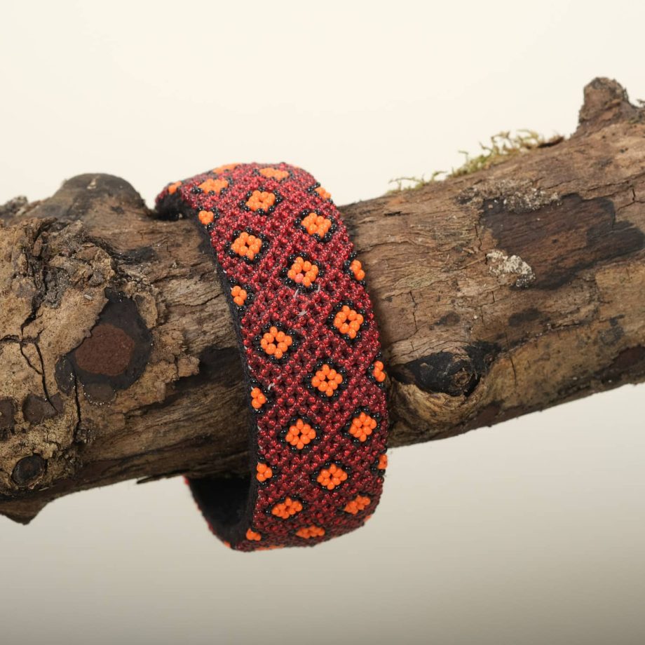 Bracelet rouge avec losange orange, zoulou, Afrique du Sud, ASART