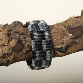 Bracelet zoulou gris et noir, motif carré, Afrique du Sud, ASART